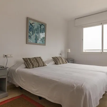 Apartmán Modern With Pool On The Beachfront In By Sharingco *