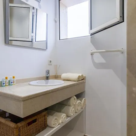 Apartmán Modern With Pool On The Beachfront In By Sharingco *