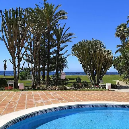 Apartmán Modern With Pool On The Beachfront In By Sharingco