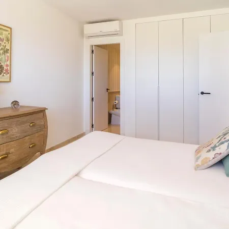 Apartmán Modern With Pool On The Beachfront In By Sharingco