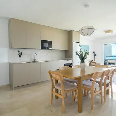 Apartmán Modern With Pool On The Beachfront In By Sharingco
