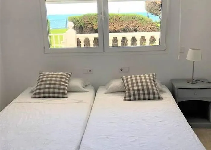 Modern With Pool On The Beachfront In By Sharingco דירה