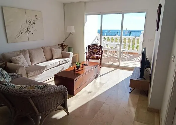 Modern With Pool On The Beachfront In By Sharingco דירה מארבלה