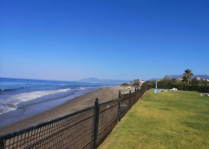 Modern With Pool On The Beachfront In By Sharingco דירה