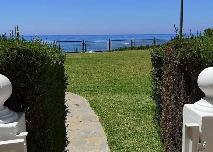 Modern With Pool On The Beachfront In By Sharingco דירה מארבלה