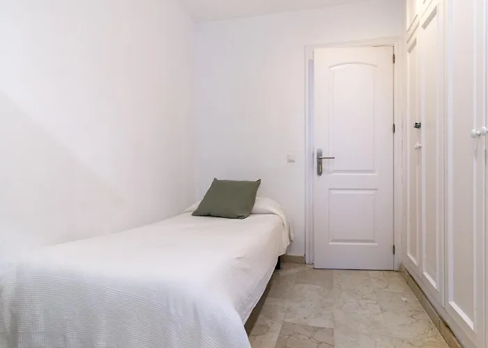 Modern With Pool On The Beachfront In By Sharingco דירה מארבלה