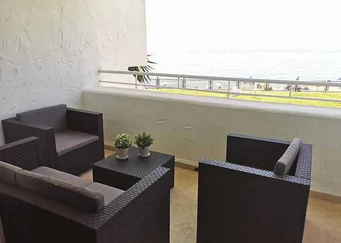 Modern With Pool On The Beachfront In By Sharingco דירה *