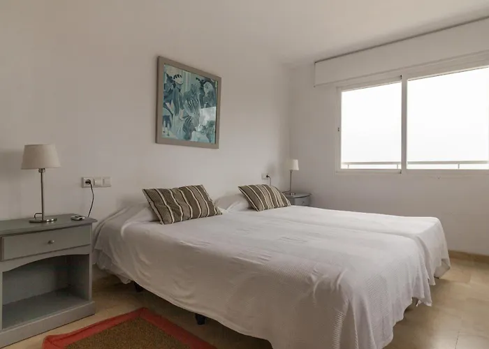 דירה Modern With Pool On The Beachfront In By Sharingco *