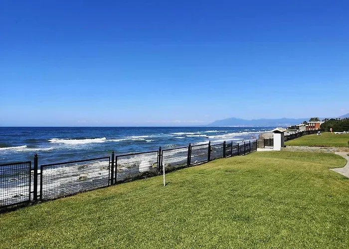 Modern With Pool On The Beachfront In By Sharingco דירה