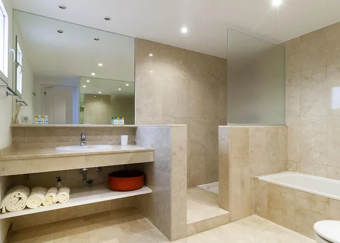 Modern With Pool On The Beachfront In By Sharingco דירה *