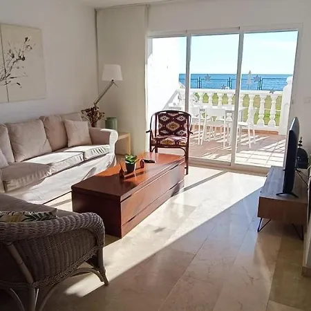 Modern With Pool On The Beachfront In By Sharingco 아파트 마르베야