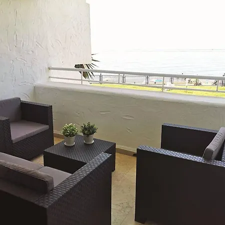 Modern With Pool On The Beachfront In By Sharingco 아파트 *